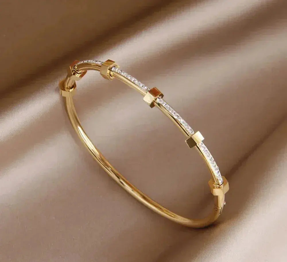 Chic Elegant Bracelet in Bright Gold