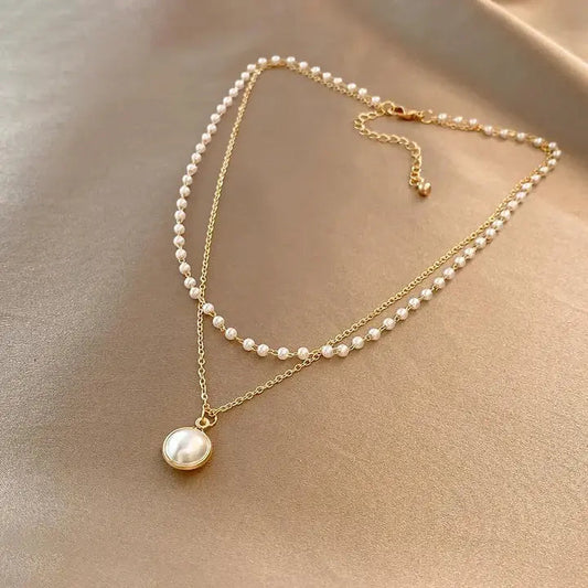 Elegant Gold Necklace with Pearls