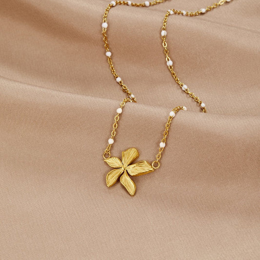 Elegant Gold Flower Necklace